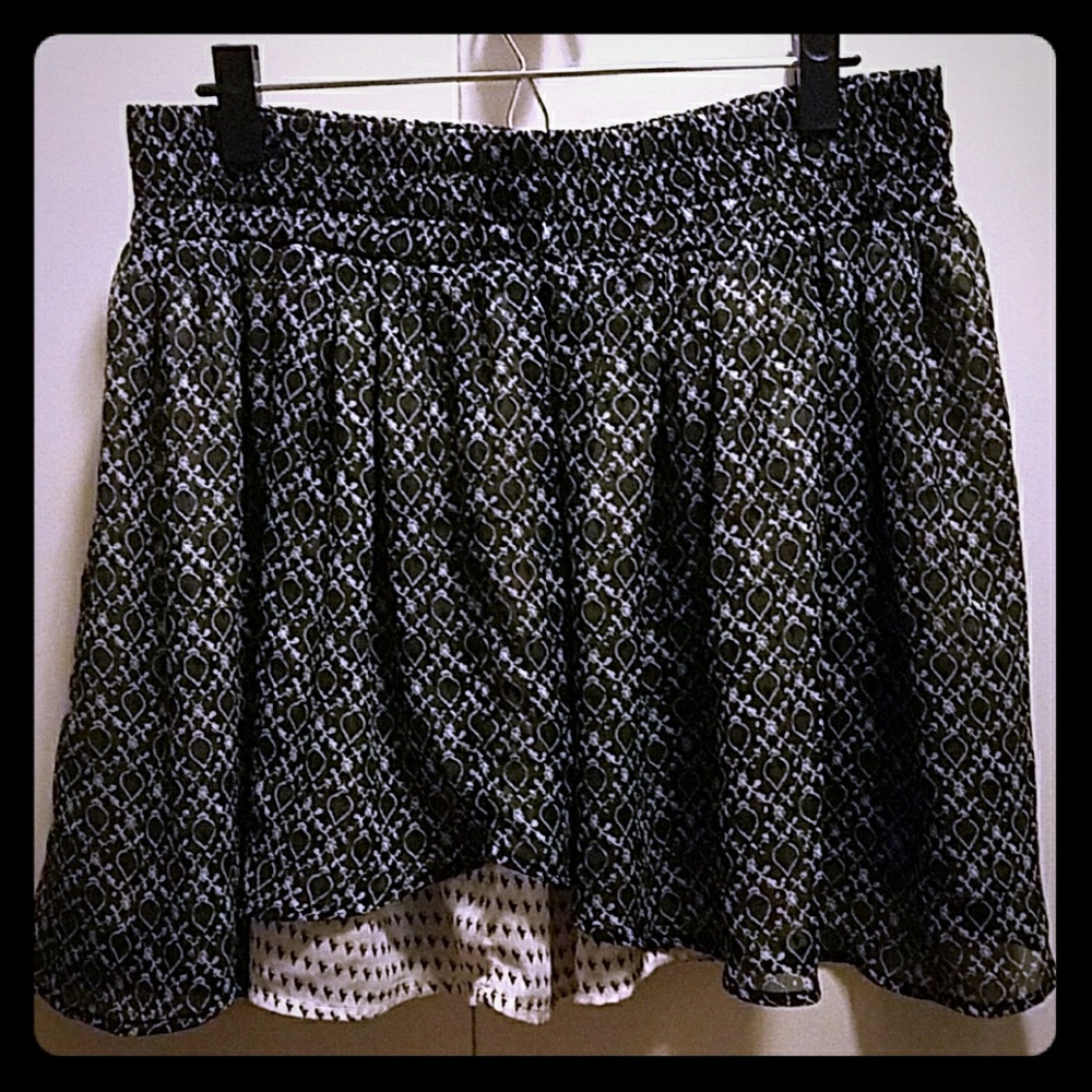 Black and white patterned mini